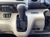 【eコンスイッチ】低燃費運転をサポートするECONモード。スイッチをONすると、エンジンやトランスミッション、A/Cなどを協調制御し、燃費の向上に貢献。エコドライブの効果を高めます。