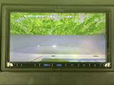 後方確認をサポートするモニター。駐車時や狭い道での運転に役立ち、安全性を高めます。運転の苦手な方にもおすすめです。
