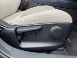 運転席にはドライバーの体型や好みに応じて前後方向だけでなく、高さの調整ができるシートリフターを装備!