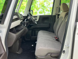 運転に集中できる落ち着いた空間。シンプルで使いやすいデザインが、ドライバーをサポートします。快適な運転体験を。
