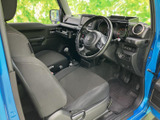 運転席周りはシンプルで機能的にまとめられています。操作しやすい配置で、快適なドライビングをサポートします。