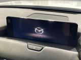 【12.3インチマツダコネクト】車内の雰囲気にマッチした大型ディスプレイ。スマホ接続でのナビ使用やBluetooth再生等、様々な機能が楽しめます。直感的なダイヤル操作が可能で、使い勝手も良好です。