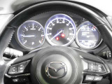ステアリングスイッチで、先行車に自動追従するアダプティブクルーズコントロールが作動可能。設定した車速内での車間距離を自動で調整・維持。高速道路の渋滞時もアクセル・ブレーキ操作から解放されます。