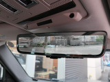 車体に装備したカメラによる後方映像が、ルームミラーに映し出されます。後席に人が座っていても、ラゲッジスペースに荷物を満載していても、車両後方の様子をはっきりと確認できます。