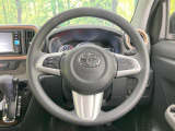 インテリアに合わせたデザインのステアリングは、運転される方のことも考え、運転しやすい形状、大きさです。是非一度、実際に触ってお確かめください。