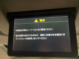 【後席モニター】家族や友人とお出かけする機会が多い方に大人気の後席モニターを装備!見やすい位置に画面がありテレビやDVDの視聴も快適!友達もお子様も、後席にしか乗らなくなるかも??