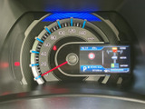視認性の高いメーターで、速度やエンジン回転数を一目で確認できます。運転に必要な情報を的確に把握でき、安全運転をサポートします。