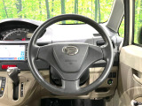 インテリアに合わせたデザインのステアリングは、運転される方のことも考え、運転しやすい形状、大きさです。是非一度、実際に触ってお確かめください。