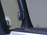 停車時や発進時、対向車とのすれ違いや路肩に寄せるときなど、車両左側前方を確認するときに役立ちます。