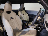 MINIの少し硬めのシートは乗り降りもしやすく、長距離ドライブでも疲れません。