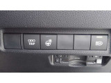 オートマチックハイビームとは、先行車や対向車のライトを認識し、ハイビームとロービームを自動で切り替える機能です。夜道の視界を確保します。詳細は販売店スタッフまでおたずねください。