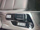 シフトコントロールレバーサイドブレーキは電動式。AUTO HOLD作動時は坂道でも車は動きません。