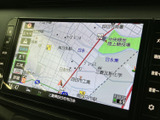 鮮明な地図表示で、目的地までスムーズに案内してくれます。ルート検索機能も充実しており、初めての場所でも安心して運転できます。情報量の多さも魅力です。