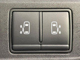 【両側パワースライドドア】スマートキーや運転席のスイッチで後席両側スライドドアの開閉が可能♪電動だから力を入れてドアを開ける必要が無く、小さなお子様でも簡単に開け閉めでき快適です♪