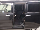 スライドドアの良いところは、乗り降りしやすく、隣の車両にドアをぶつける心配がないことですよね。両側電動スライドドアですから、運転席から開け閉めが操作できますよ。