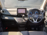 運転席周りになります。内装色はブラックです。