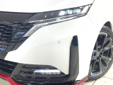 【LEDヘッドライト】悪天候や夜間走行時も良好な視界を確保し安心して運転できる高輝度LEDヘッドライトを装備!点灯速度が早く、消費電力も抑えられています。