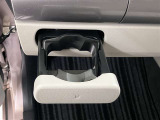 助手席にも収納式のカップホルダーがあります
