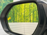 【ブラインドスポットモニター】走行中、ドアミラーの死角になりやすい箇所に後続車が接近するとサイドミラーのレンズに警告を表示!ドライバーに注意喚起をしてくれます。