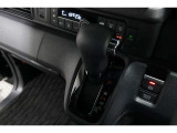 インパネシフトだから視線の移動も少なく足元もスッキリ♪運転席もゆったりしているのでゆとりを持ってドライブできますね!