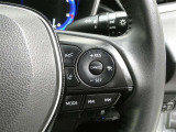 アダプティブクルーズコントロール機能付きです。走行中に先行車の様子を検知しながら、設定した車速の範囲内で先行車との距離のキープを支援します。詳細は販売店スタッフまでおたずねください。