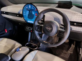 MINIの内装はとにかく『円』に拘ったデザインコンセプトが一目で伝わってきます。これほど円形に拘った車は他に御座いません。伝統のデザイン、トグルスイッチなど遊び心のある内装で御座います。