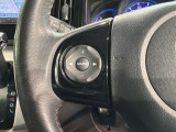 ステアリングにオーディオ操作スイッチが付いています。オーディオ画面に直接タッチしなくても操作が出来ますので、運転に集中できます。