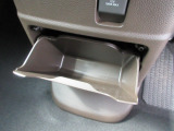 運転席からも助手席からも使いやすい位置に小物入れを配置しています。