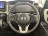 ハンドルにHondaセンシング系のクルーズコントロールやレーンキープアシストなどのスイッチと、オーディオの操作スイッチが装備されています。ハンドルから手を離さず安全に操作できます。