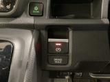 セレクトレバーの右に電子制御パーキングブレーキがあります。スイッチひとつで、停車した地点の傾斜などをシステムが検知・判断してブレーキ力を自動的に制御し、しっかり停車できるパーキングシステムです。
