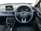 運転席に座った瞬間から走りの高揚感を高めるコクピットデザイン。手元で直感的に操作できるスイッチ類と視認性に優れたメーター配置で、人と車の一体感(人馬一体)を演出する上質な運転空間です。