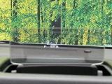 【ヘッドアップディスプレイ】現在の速度や走行情報をデジタル表示で運転席前方のガラスに投影!運転中、目線をずらさず必要な情報を確認できるのでとっても便利で安心!