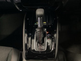 モーターとエンジンを使い分けて、3つのモードからシーンにベストなモードを自動で選択。街なかから高速道路までスムーズでパワフルな走り「エネルギーをどう使うか」を考え抜いたハイブリッドシステムです。