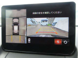 狭い道でのすれ違いや、駐車が苦手な方も安心の360&deg;ビューモニター。前後左右4つのカメラ映像を合成し、上から見下ろしたような映像をモニターに投影。車載の障害物センサーと合わせて、周囲の見通しを高めます