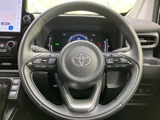 握りやすい形状で、快適な運転操作をサポート。操作スイッチも配置され、運転中でも直感的に操作できます。