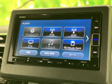 お好みの音楽を高品質で楽しめます。CDやラジオはもちろん、スマートフォンなど様々なデバイスとの接続も可能です。快適な車内空間を演出します。