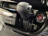 CVT車のセレクトレバーです。低速から高速まで、変速ショックのないスムーズな走りを実現するとともに、エンジン効率のよい領域を維持することで燃費にも貢献します。