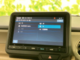 多様なオーディオソースに対応。お好みの音楽やラジオを楽しみながら、快適な車内空間を演出します。操作も直感的に行えます。