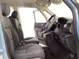 女性でも運転がしやすいように、シートの高さ調整機能(シートリフター)がついています。広い足元にゆったり座れるシートには肘掛も装備しており長距離の運転でも疲れにくいシートです。