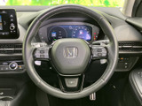 握りやすいステアリングは、運転の楽しさを向上させます。操作性にも優れ、快適なドライビング体験をサポートします。