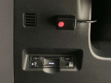 高速道路で便利な【ETC2.0】を装備しています。光ビーコン搭載で渋滞情報などナビゲーションと連動することで機能も充実いたします。他、観光施設に立ち寄るための高速料金割引サービス等もございます。