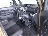 運転席は見晴らしが良く、運転しやすいレイアウトになっています。