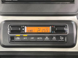 【オートエアコン】一度お好みの温度に設定すれば、車内の温度を検知し風量や温度を自動で調整。暑い&hellip;寒い&hellip;と何度もスイッチ操作をする必要はありません。快適な車内空間には必須の機能ですね♪