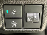 操作しやすい位置に配置されたウインカーレバー。スムーズな操作で、安全な車線変更をサポートします。運転の信頼性を高めます。