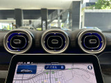 メルセデスのシートは少し硬めになっております。長時間の運転の際、適度な反発があることでお尻や腰の負担を減らす効果が御座います。
