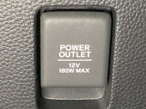 アクセサリーソケットはUSBのアダプターなどをつければ、スマホの充電にも使えます。周辺には物が置けるボックスがついています。