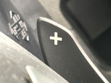 【パドルシフト】ハンドルから手を離さずに素早くシフトアップ&ダウンができるので、エンジンブレーキを使う下り坂や高速道路の合流で加速したい場面で役立ちます。