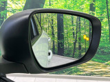 【ブラインドスポットモニター】走行中、ドアミラーの死角になりやすい箇所に後続車が接近するとサイドミラー付近に警告を表示、ドライバーに注意喚起をしてくれます。