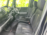 運転しやすいように設計された空間は、ドライバーをサポートします。視界の良さと操作性の高さが、快適な運転を可能にします。