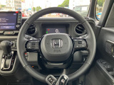 握りやすいステアリングは、運転の楽しさを高めます。操作しやすい配置のスイッチ類で、運転中でも快適に操作できます。上質な素材感も魅力です。